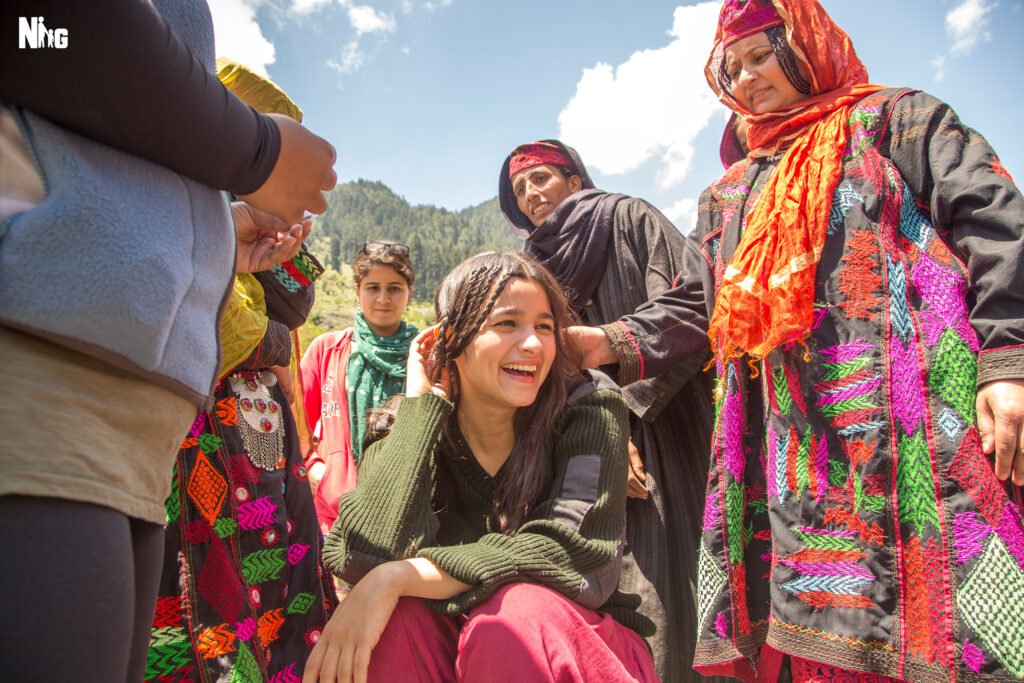 Alia-Bhatt-Shooting-for-Highway-at-Aru-Valley,-Kashmir,-9-05-2013.jpg