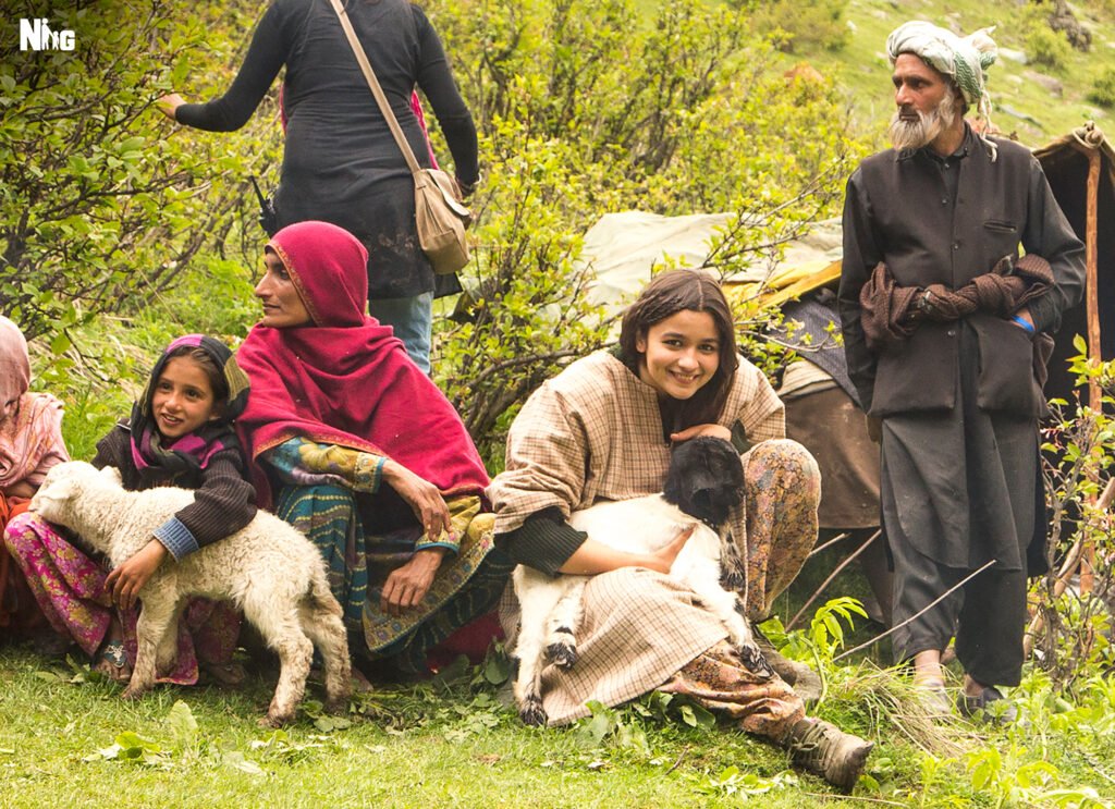 Alia-Bhatt-with-local-Sheperds-(called-_Bakarwals_),--Shooting-for-Highway-at-Chandanwari,-Kashmir,-09-05-2013